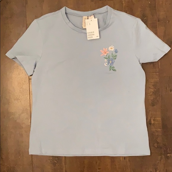 H&M Tops - H&m Top with flower Decal H&M Tops - H&m Top with flower Decal